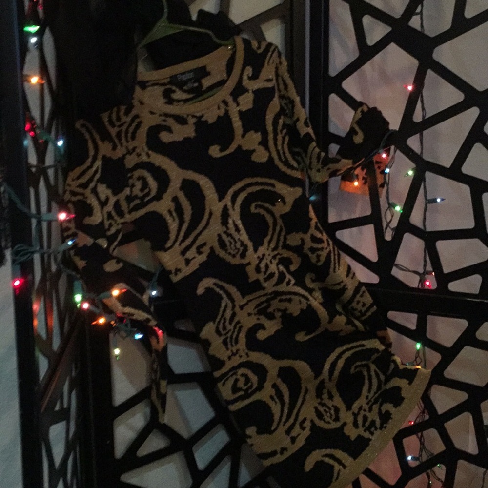 Beautiful gold lurex and black knit. Stunning.